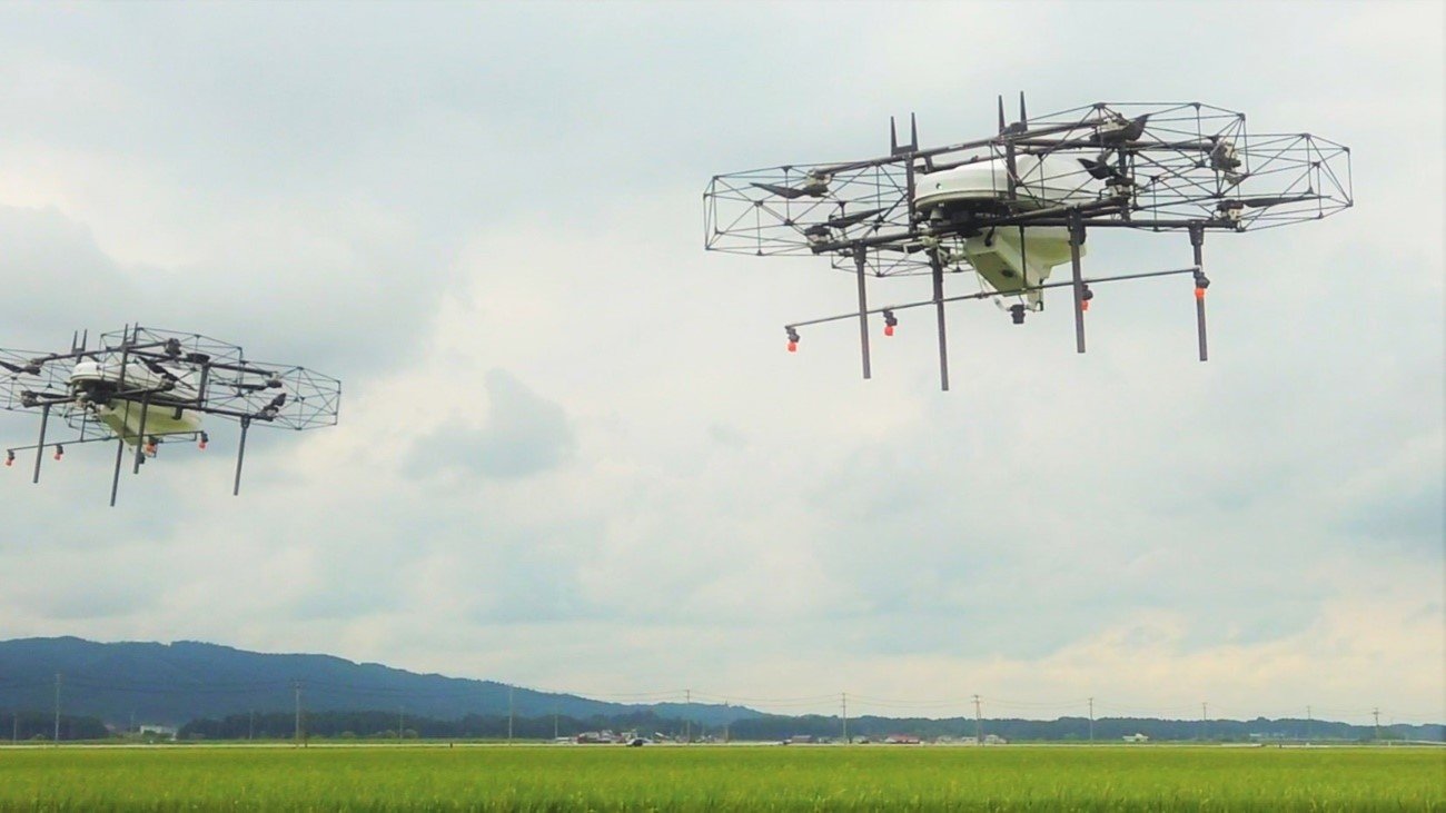 宮城県登米市におけるドローンでの一斉防除時の風景。ナイルワークスは2020年に延べ約2,000ヘクタールでの飛行を実施し、シェアリング（共同利用）のモデルの検証を実施した。